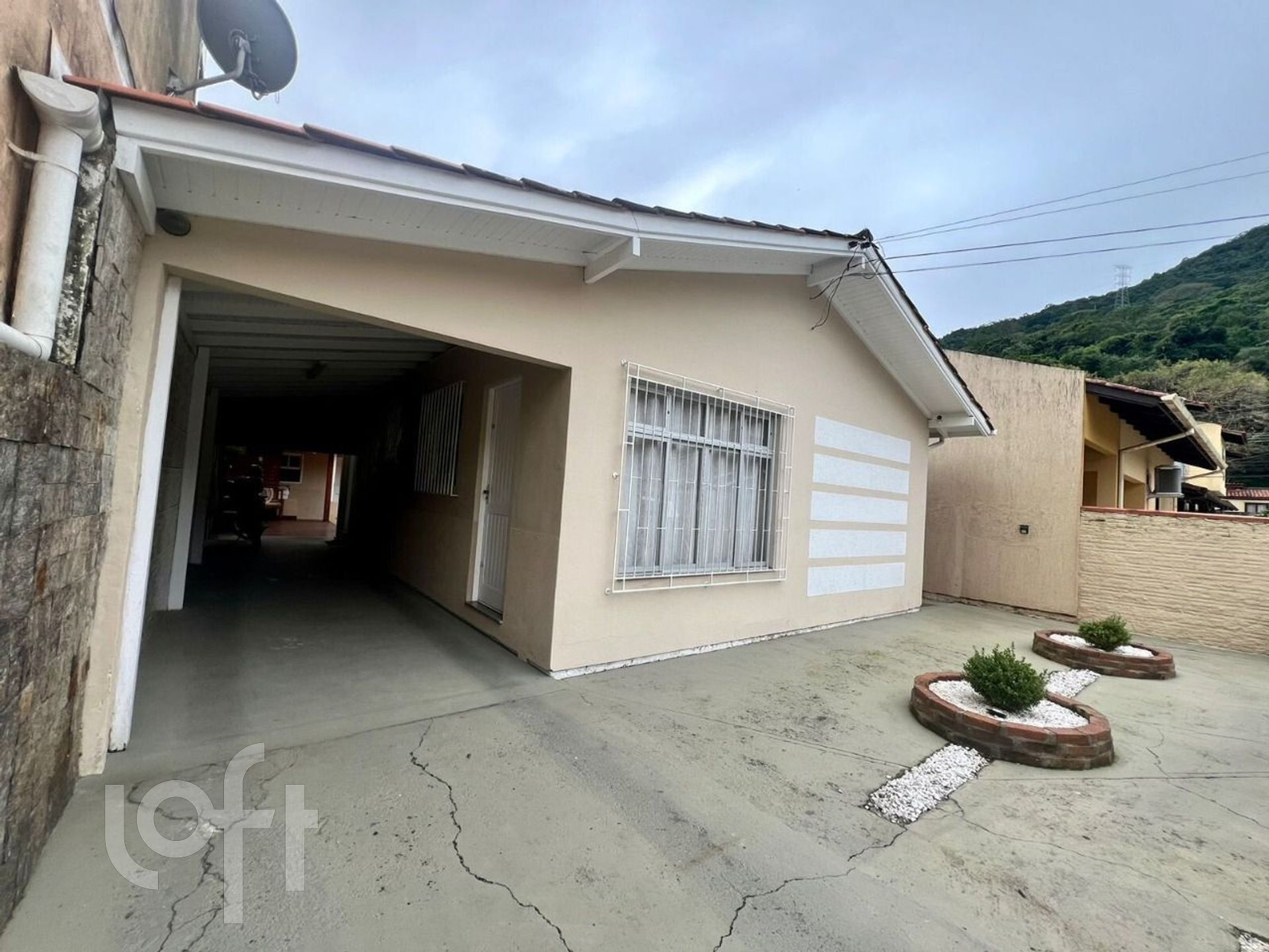 Casa Residencial com 250m², 2 quartos, 2 garagens, no bairro Monte Verde em Florianópolis