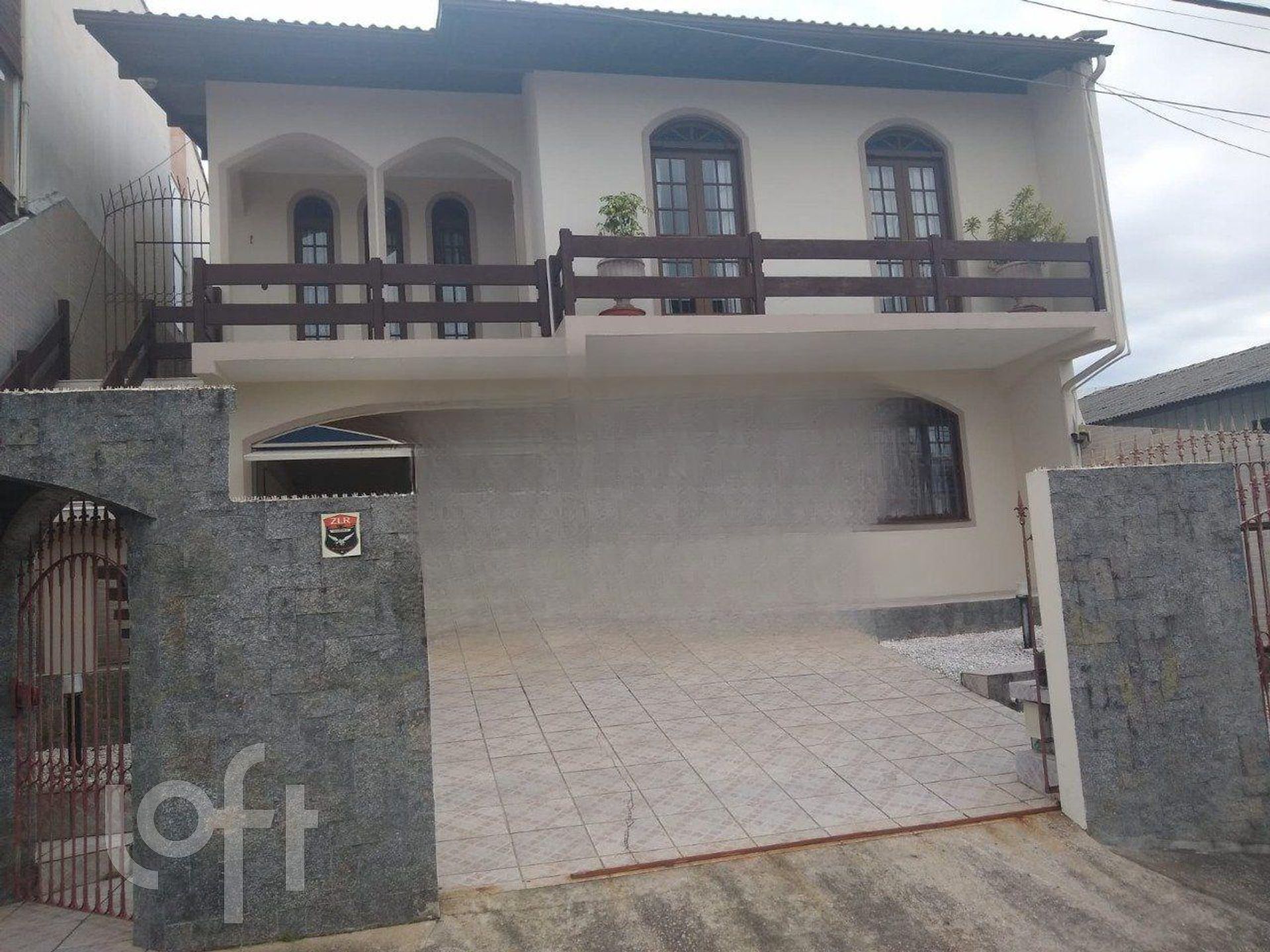 Casa Residencial com 374m², 3 quartos, 1 suíte, 2 garagens, no bairro Coloninha em Florianópolis