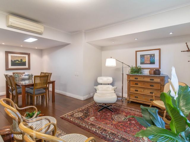 Apartamento com 152m², 3 dormitórios, 1 suíte, 2 vagas, Rio Branco em Porto Alegre