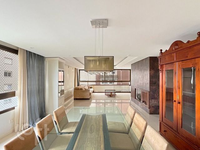 Apartamento com 220m², 3 dormitórios, 3 suítes, 4 vagas, Petrópolis em Porto Alegre