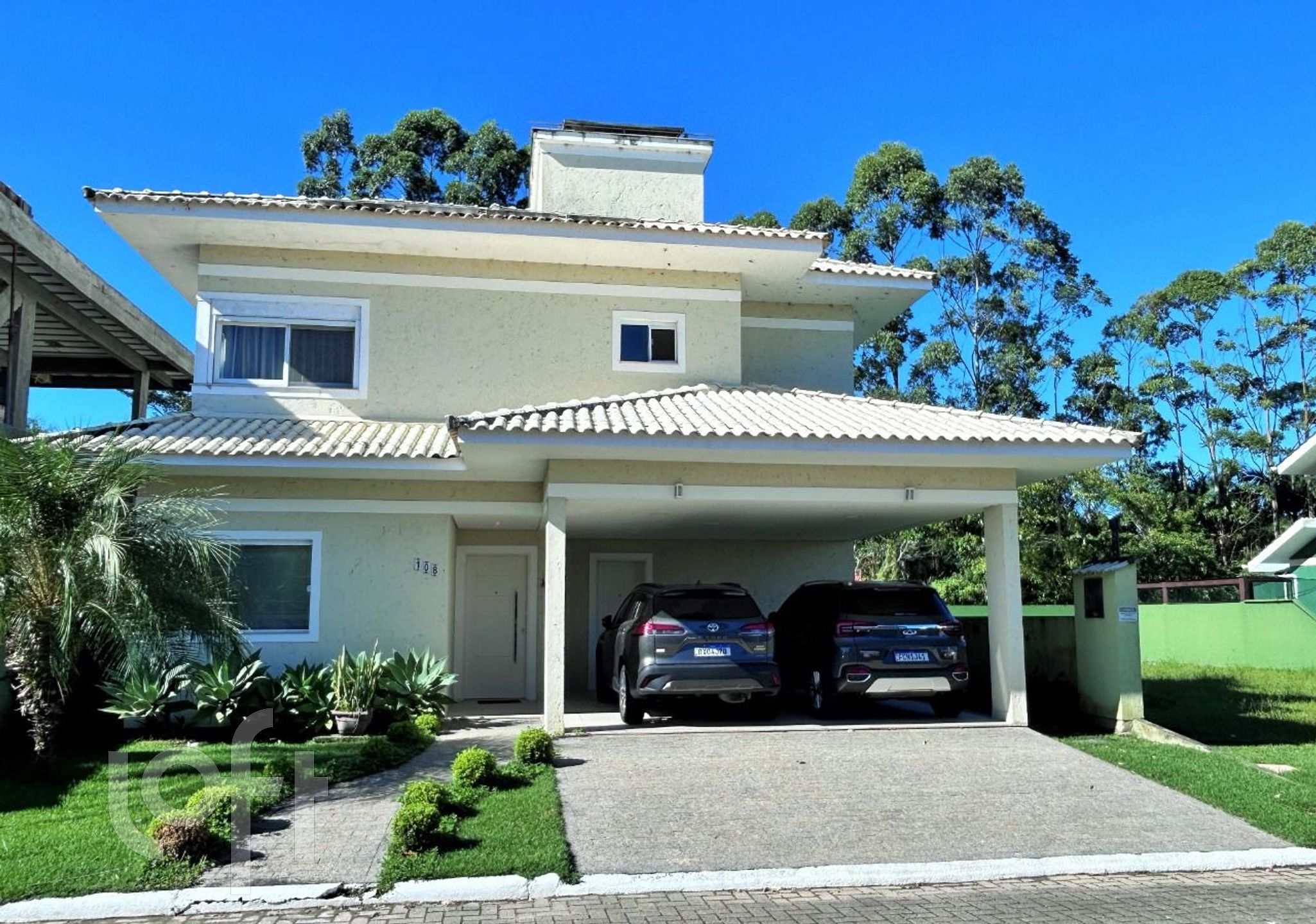 Casa Residencial com 230m², 3 quartos, 2 suítes, 2 garagens, no bairro Vargem Pequena em Florianópolis