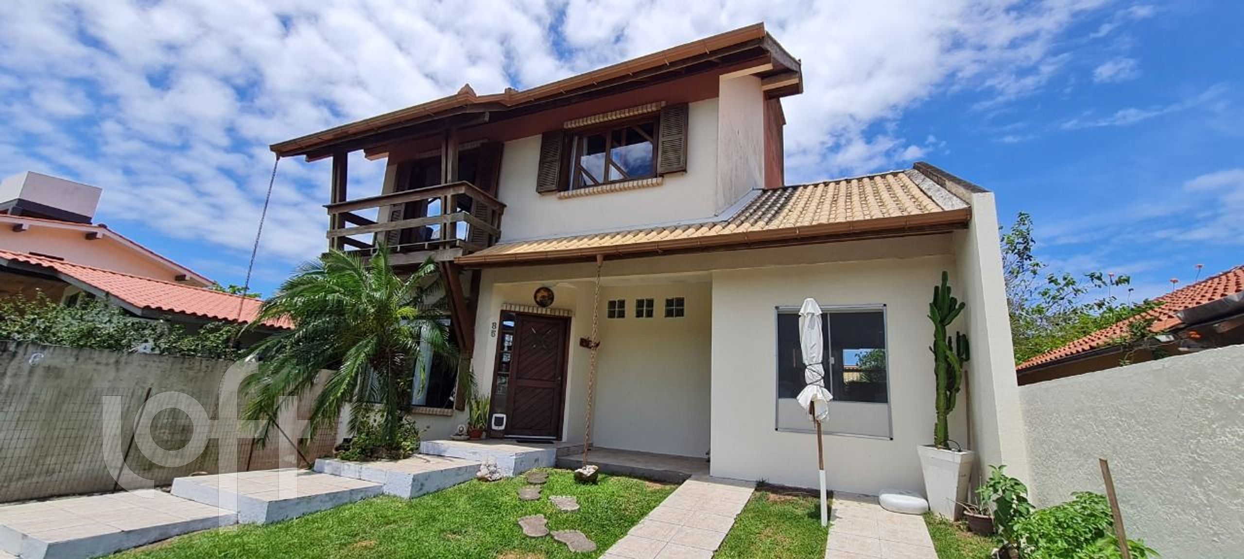Casa Residencial com 218m², 5 quartos, 1 suíte, 2 garagens, no bairro Armação em Florianópolis