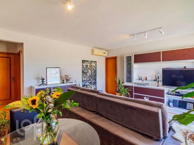 Apartamento com 90m², 3 dormitórios, 1 suíte, 2 vagas, Petrópolis em Porto Alegre