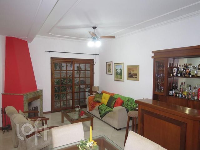 Casa com 360m², 3 dormitórios, 2 suítes, 2 vagas, Menino Deus em Porto Alegre