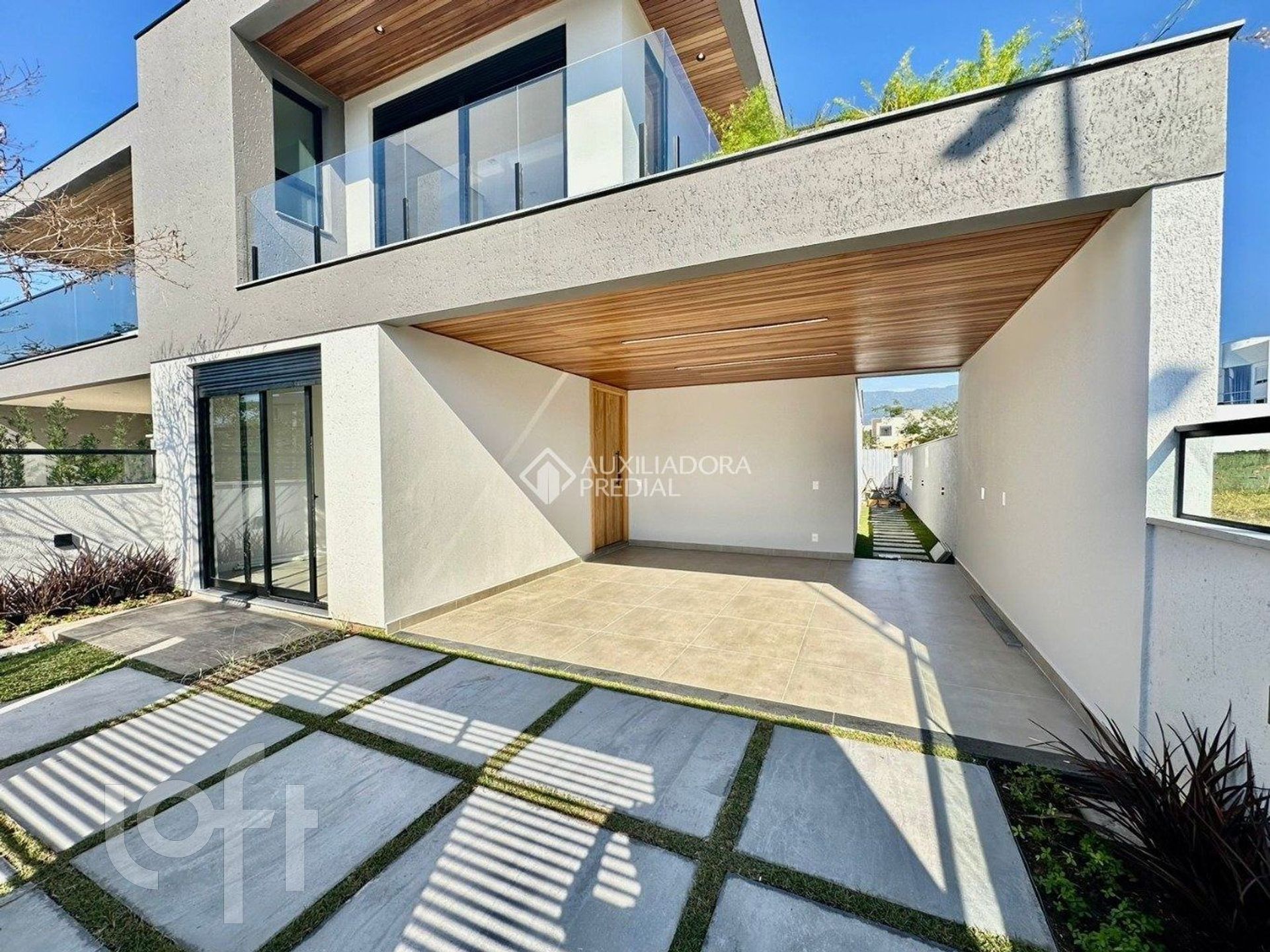 Casa Residencial com 250m², 3 quartos, 3 suítes, 2 garagens, no bairro Lagoa da Conceição em Florianópolis
