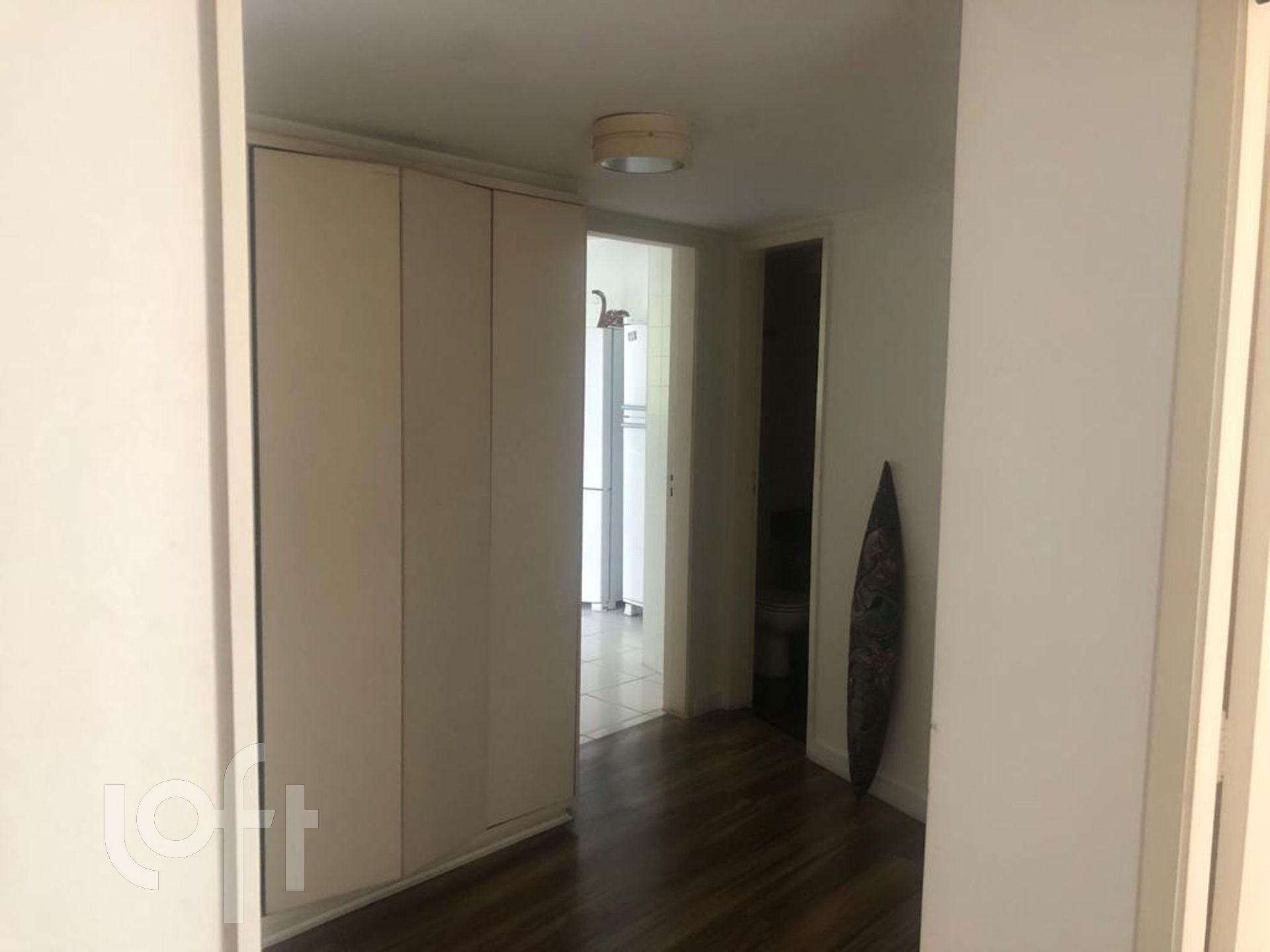 Apartamento à venda com 3 quartos, 157m² - Foto 2