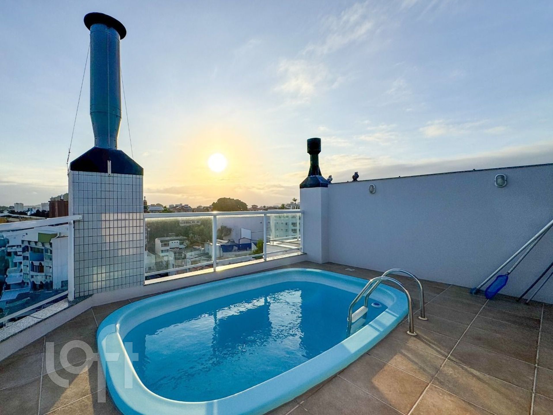 Apartamento à venda em Coqueiros com 244 m², 3 quartos, 1 suíte, 2 vagas