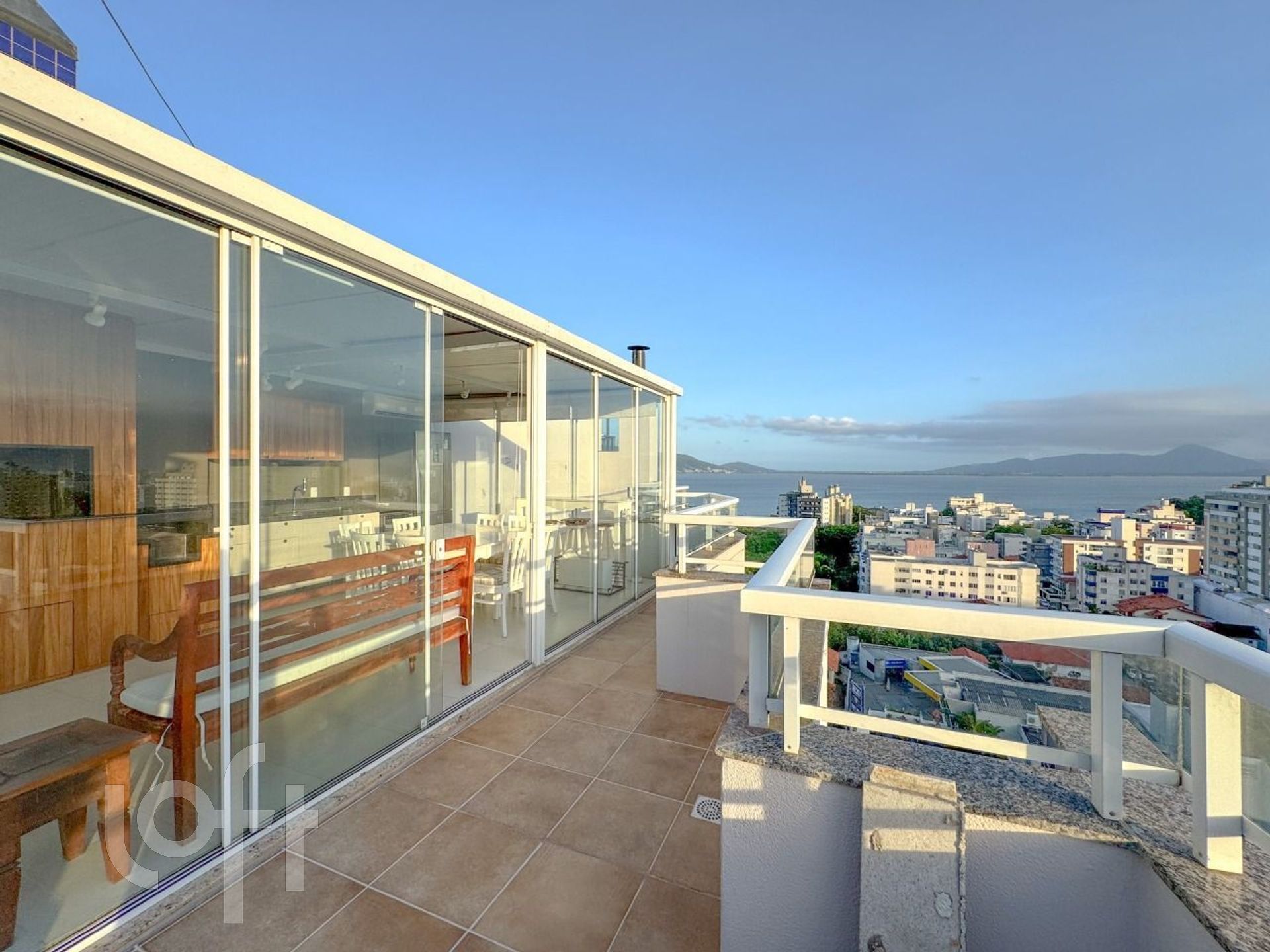 Apartamento à venda em Coqueiros com 244 m², 3 quartos, 1 suíte, 2 vagas