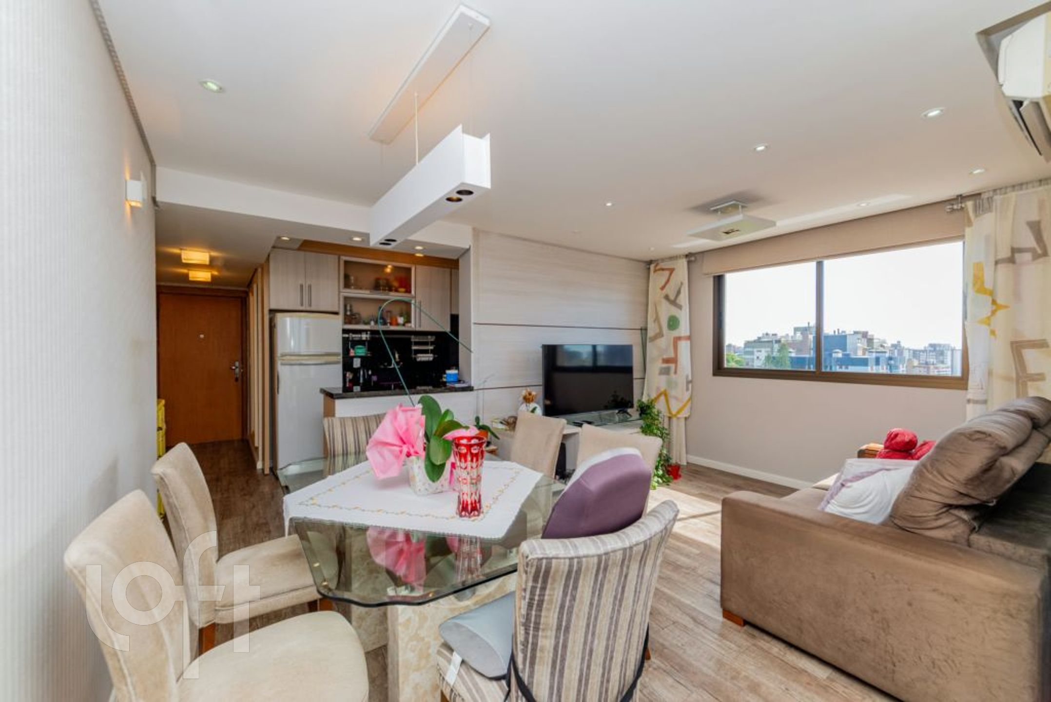 Apartamento com 70m², 2 dormitórios, 1 suíte, 2 vagas, Menino Deus em Porto Alegre