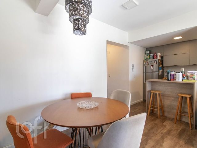 Apartamento com 77m², 2 dormitórios, 1 suíte, 2 vagas, Petrópolis em Porto Alegre