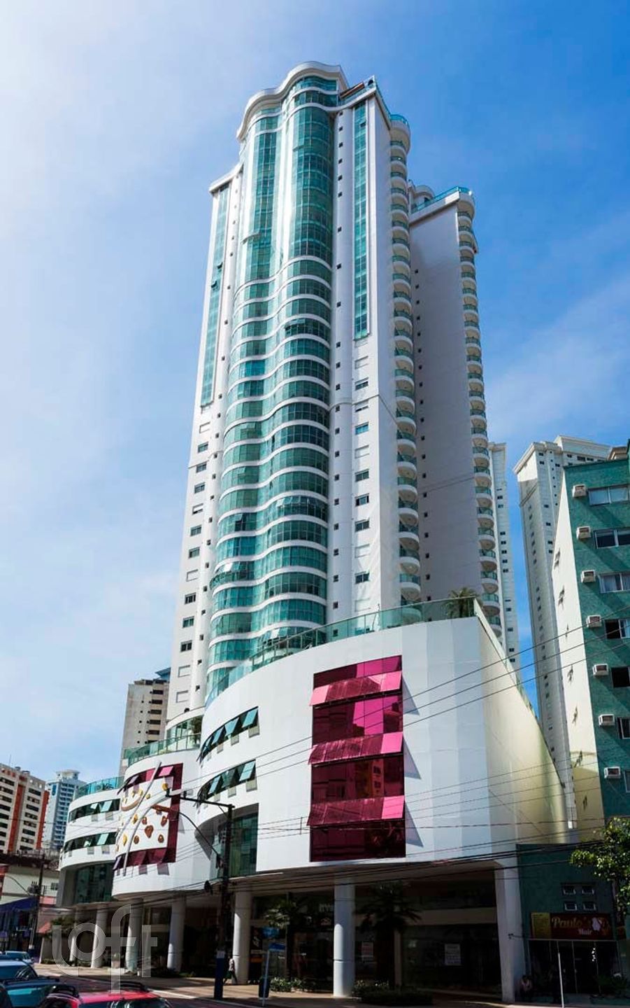 Apartamentos com 128m², 3 quartos, 3 suítes, 4 garagens, no bairro Centro em Balneário Camboriú