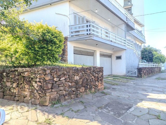 Casa com 350m², 4 dormitórios, 1 suíte, 3 vagas, Vila Ipiranga em Porto Alegre