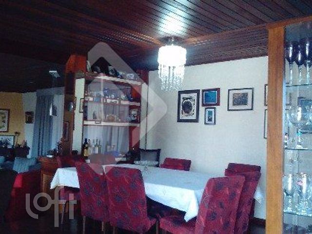 Casa com 350m², 4 dormitórios, 1 suíte, 3 vagas, Vila Ipiranga em Porto Alegre