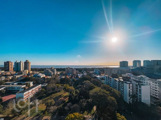 Apartamento com 103m², 2 dormitórios, 1 suíte, 2 vagas, Menino Deus em Porto Alegre