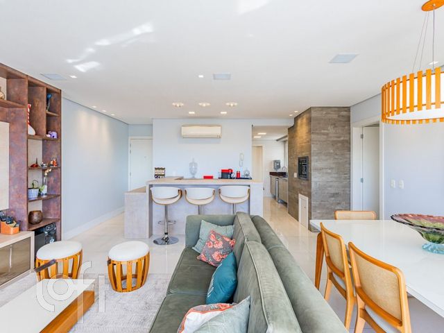 Apartamento com 108m², 3 dormitórios, 1 suíte, 3 vagas, Vila Ipiranga em Porto Alegre