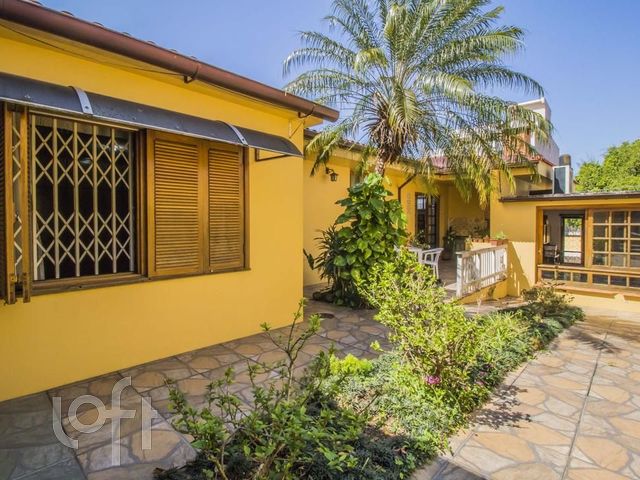 Casa com 234m², 3 dormitórios, 2 suítes, 3 vagas, Petrópolis em Porto Alegre