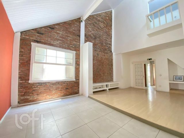 Casa com 329m², 3 dormitórios, 1 suíte, 2 vagas, Rio Branco em Porto Alegre