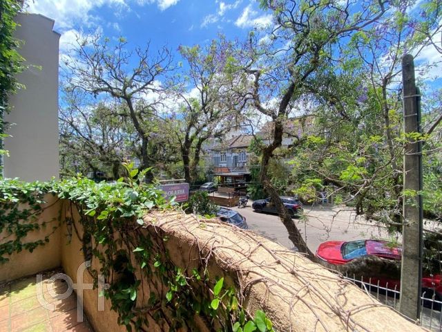 Casa com 329m², 3 dormitórios, 1 suíte, 2 vagas, Rio Branco em Porto Alegre