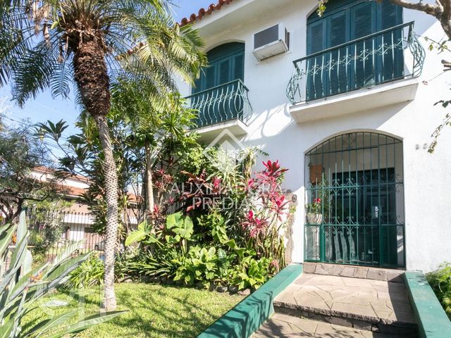 Casa com 241m², 4 dormitórios, 1 suíte, Três Figueiras em Porto Alegre