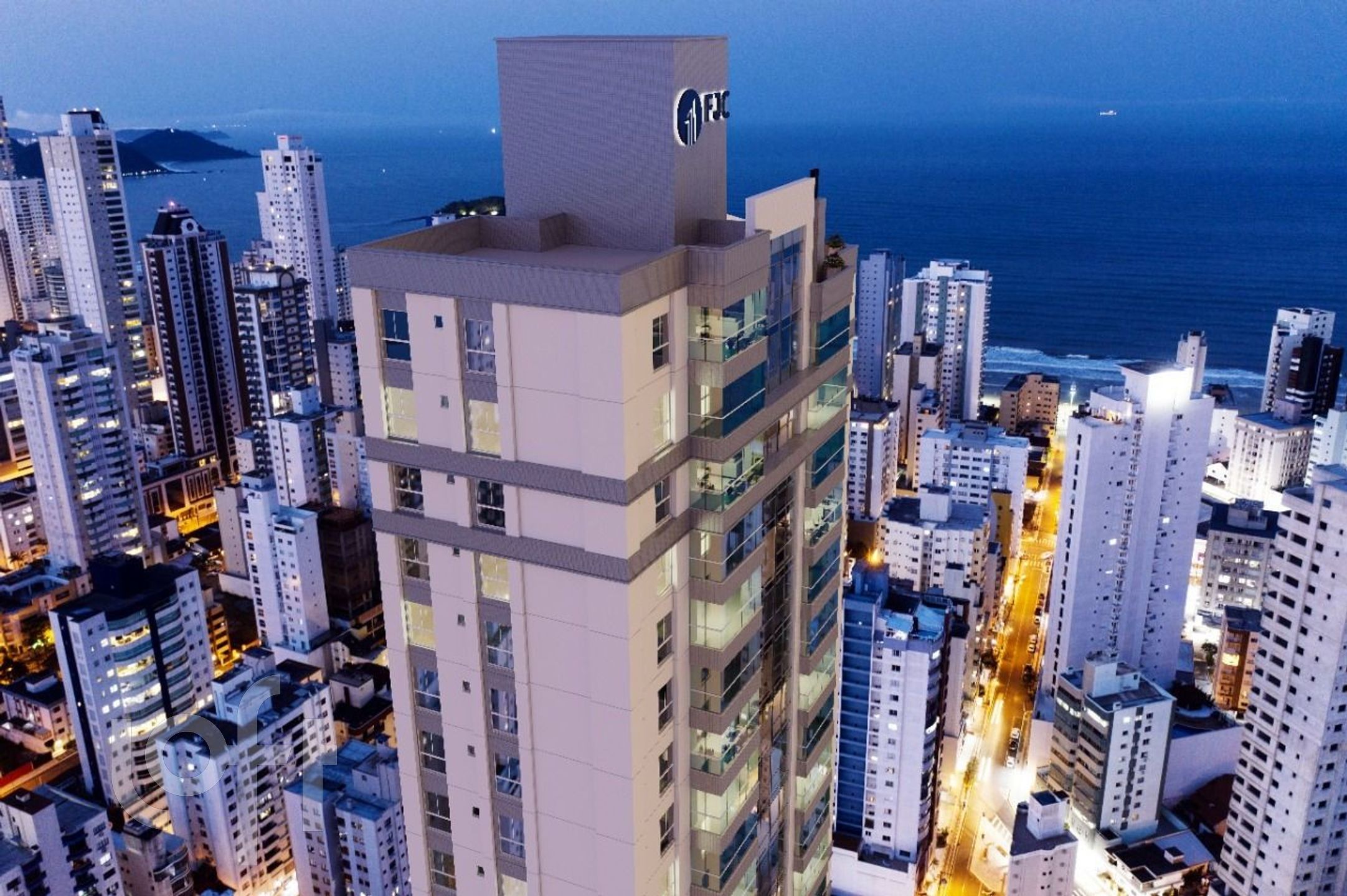 Apartamentos com 146m², 4 quartos, 2 suítes, 3 garagens, no bairro Centro em Balneário Camboriú