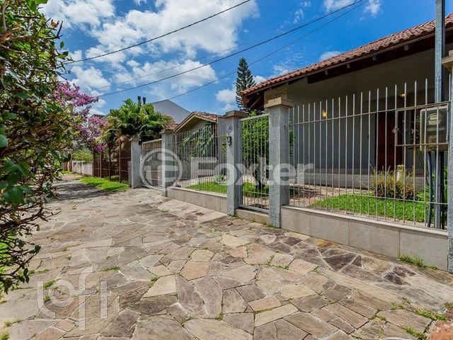 Casa com 360m², 3 dormitórios, 1 suíte, 2 vagas, Chácara das Pedras em Porto Alegre