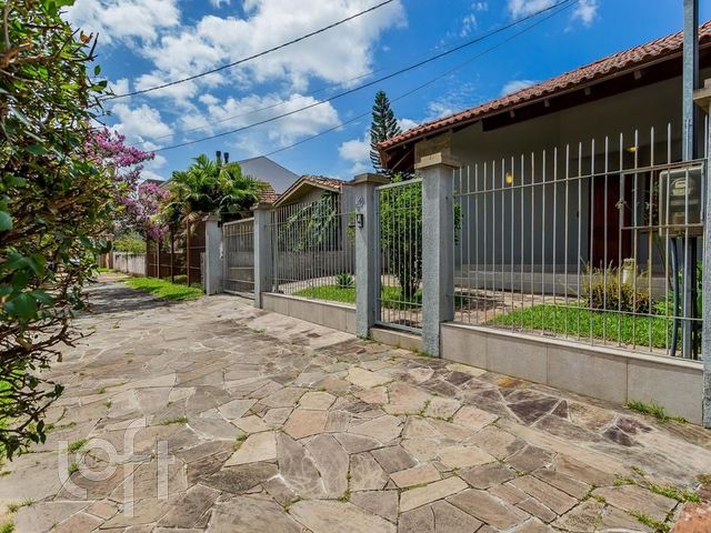 Casa com 360m², 3 dormitórios, 1 suíte, 2 vagas, Chácara das Pedras em Porto Alegre