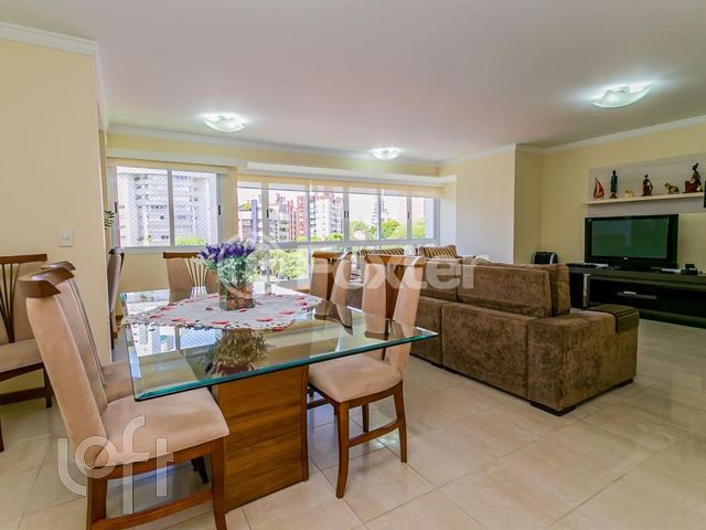 Apartamento com 145m², 3 dormitórios, 1 suíte, 2 vagas, Petrópolis em Porto Alegre