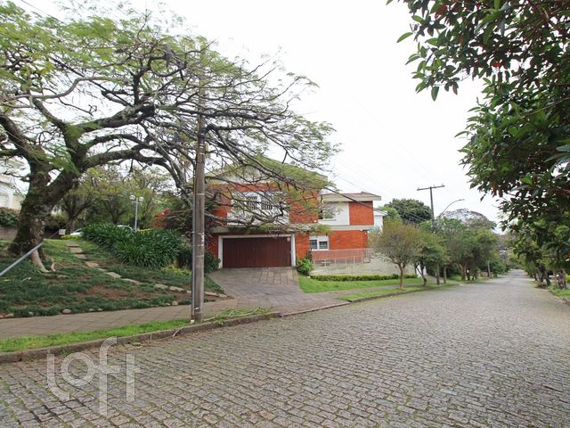 Casa com 387m², 5 dormitórios, 1 suíte, 6 vagas, Três Figueiras em Porto Alegre
