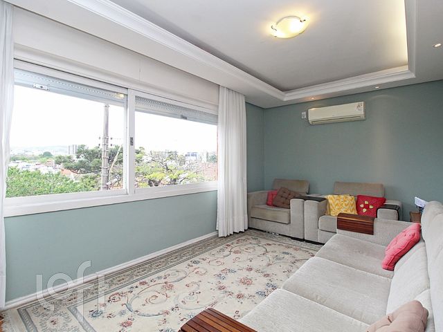 Casa com 387m², 5 dormitórios, 1 suíte, 6 vagas, Três Figueiras em Porto Alegre