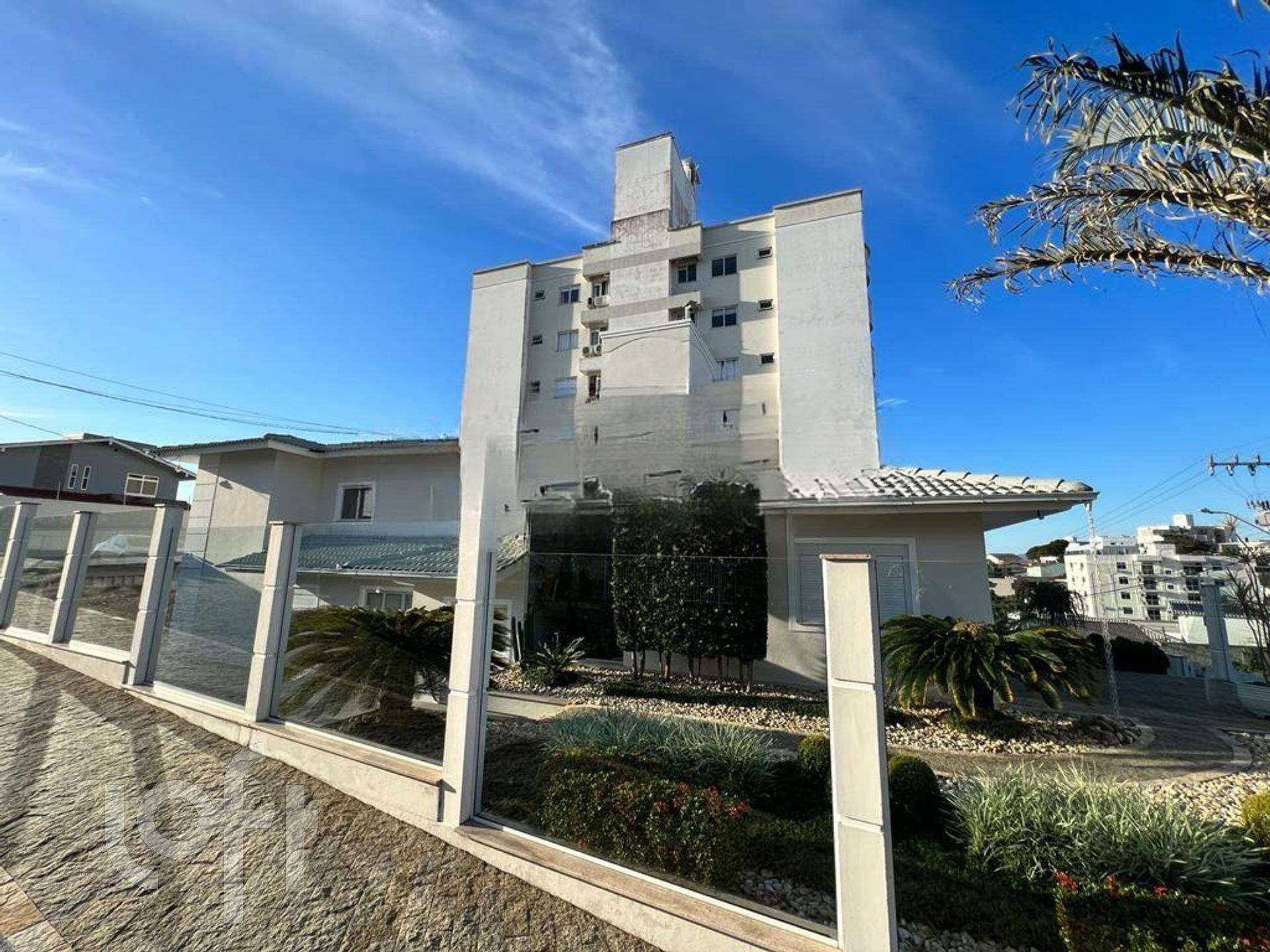 CASA  COM 3 QUARTOS SENDO 2 SUÍTES alto padrão no bairro Barreiros em São José