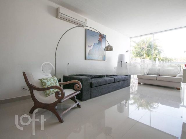 Casa com 305m², 2 dormitórios, 2 suítes, 4 vagas, Três Figueiras em Porto Alegre