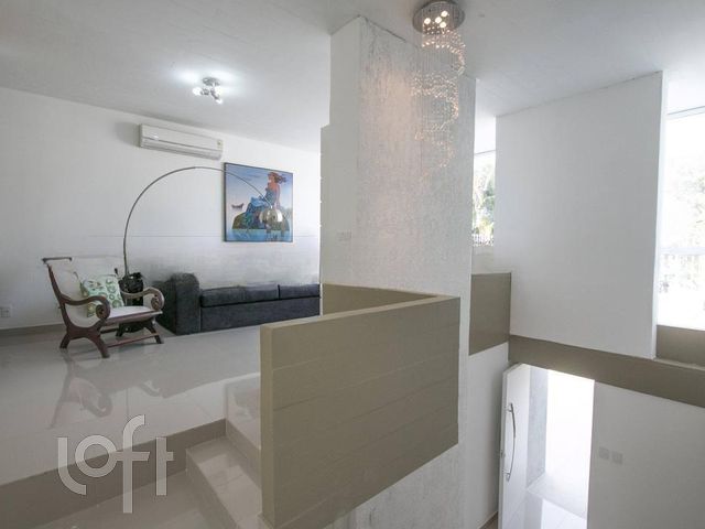 Casa com 305m², 2 dormitórios, 2 suítes, 4 vagas, Três Figueiras em Porto Alegre