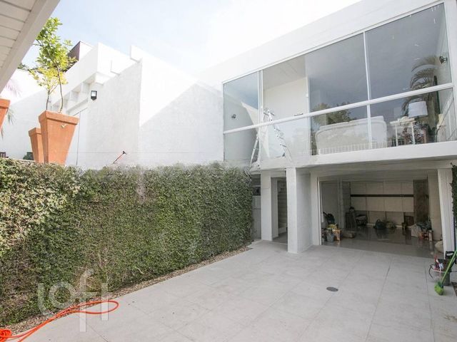 Casa com 305m², 2 dormitórios, 2 suítes, 4 vagas, Três Figueiras em Porto Alegre