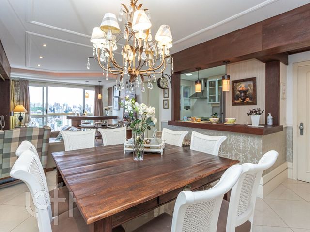 Apartamento com 94m², 3 dormitórios, 1 suíte, 2 vagas, Petrópolis em Porto Alegre