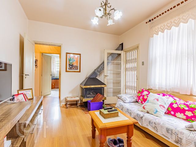 Casa com 403m², 6 dormitórios, 3 vagas, Rio Branco em Porto Alegre