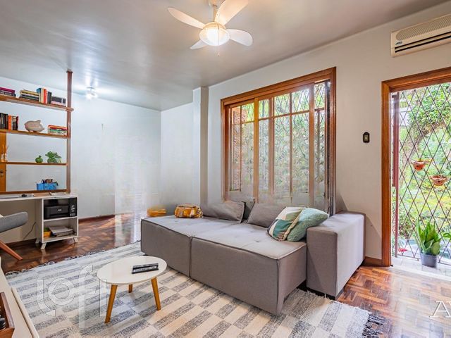 Casa com 403m², 6 dormitórios, 3 vagas, Rio Branco em Porto Alegre