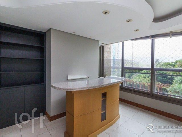 Apartamento com 120m², 3 dormitórios, 1 suíte, 2 vagas, Três Figueiras em Porto Alegre