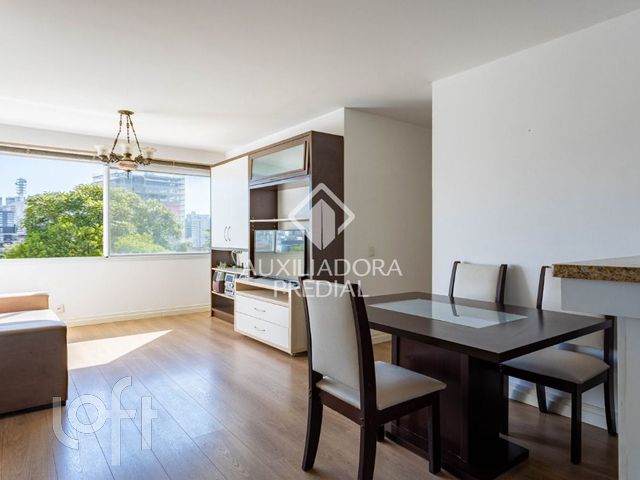 Apartamento com 67m², 2 dormitórios, 1 suíte, 2 vagas, Petrópolis em Porto Alegre