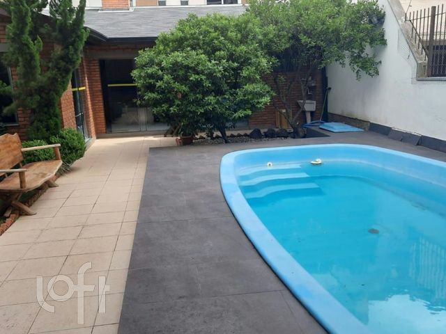 Casa com 263m², 2 dormitórios, 1 suíte, 3 vagas, Petrópolis em Porto Alegre