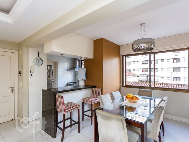 Apartamento com 94m², 3 dormitórios, 1 suíte, 2 vagas, Petrópolis em Porto Alegre