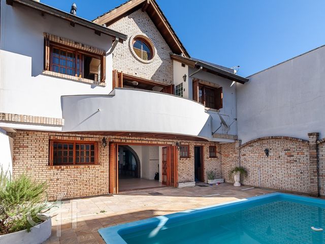 Casa com 300m², 4 dormitórios, 3 suítes, 6 vagas, Jardim Botânico em Porto Alegre