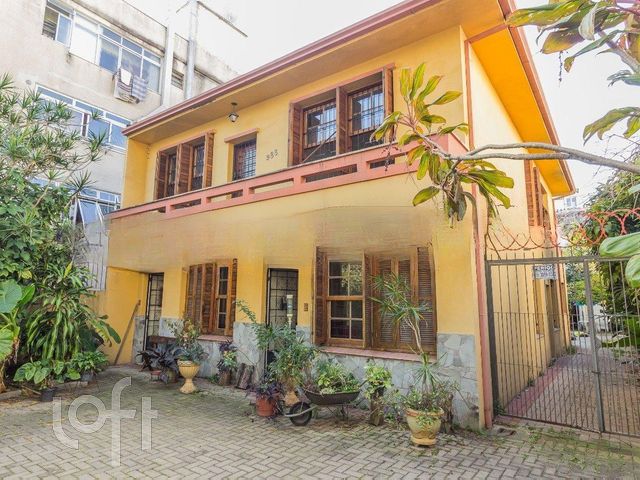 Casa com 256m², 3 dormitórios, 5 vagas, Rio Branco em Porto Alegre