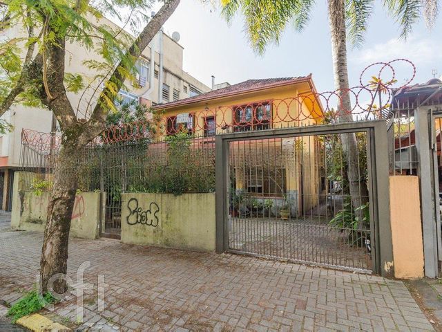 Casa com 256m², 3 dormitórios, 5 vagas, Rio Branco em Porto Alegre