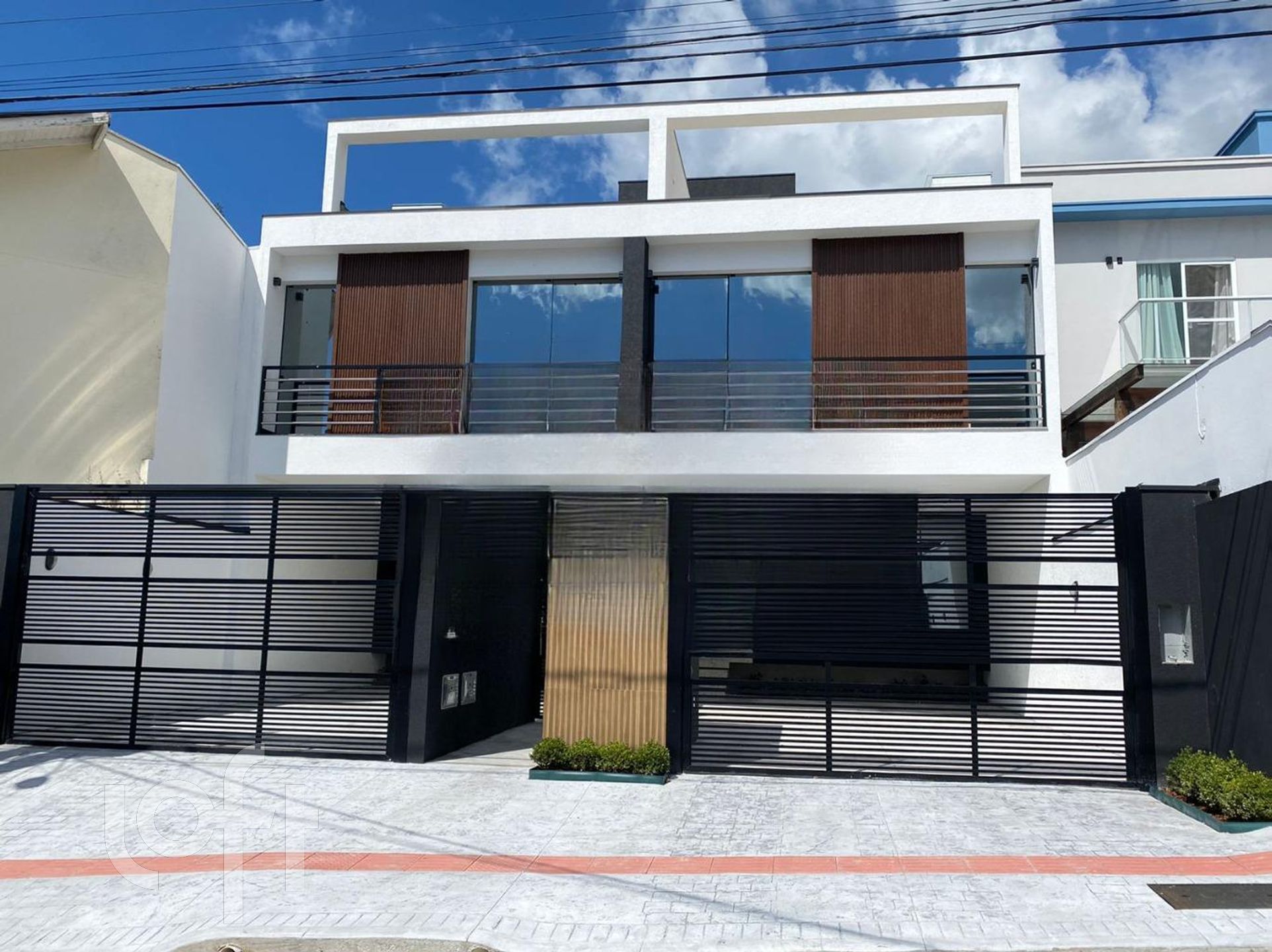 Casa Residencial com 420m², 4 quartos, 4 suítes, 4 garagens, no bairro Pioneiros em Balneário Camboriú