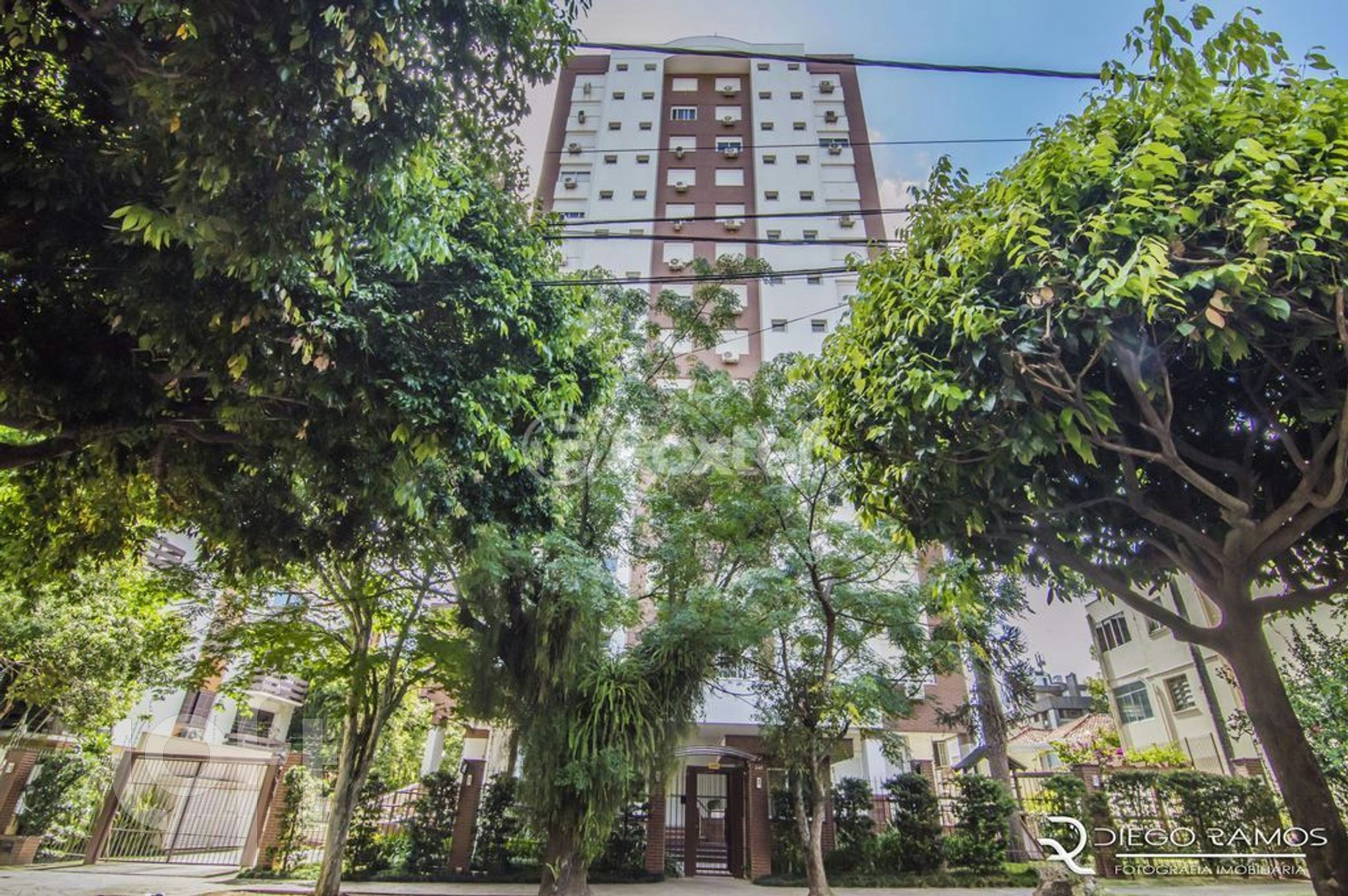 Apartamento com 105m², 3 dormitórios, 1 suíte, 2 vagas, Petrópolis em Porto Alegre