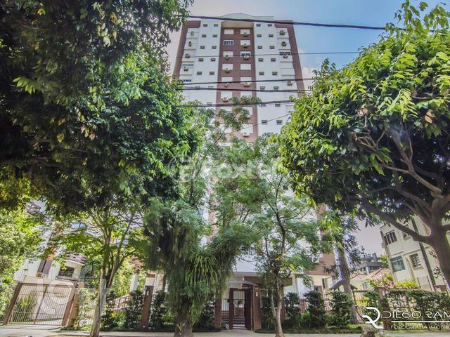 Apartamento com 105m², 3 dormitórios, 1 suíte, 2 vagas, Petrópolis em Porto Alegre