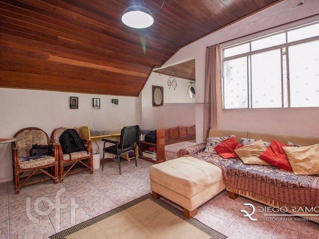 Casa com 190m², 4 dormitórios, 1 vaga, Rio Branco em Porto Alegre