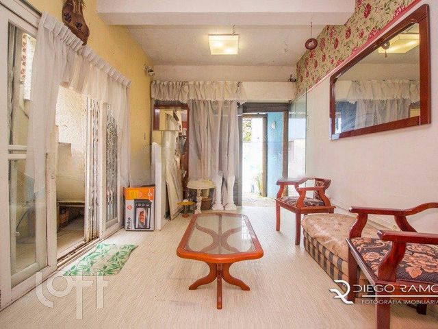 Casa com 190m², 4 dormitórios, 1 vaga, Rio Branco em Porto Alegre