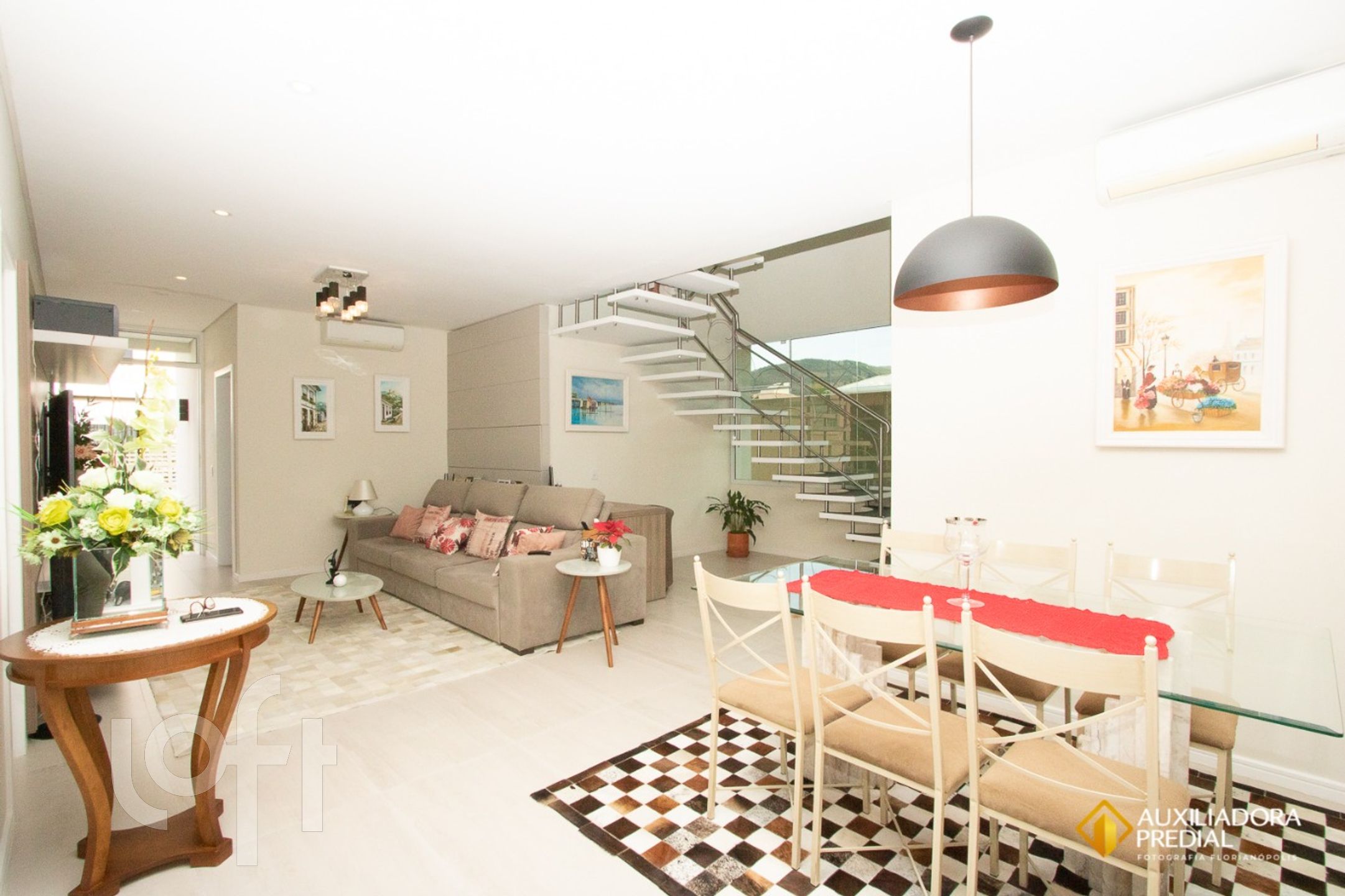 Casa à venda em Córrego Grande com 322 m², 4 quartos, 1 suíte, 4 vagas