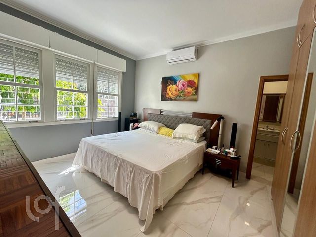 Casa com 350m², 8 dormitórios, 1 suíte, 4 vagas, São João em Porto Alegre